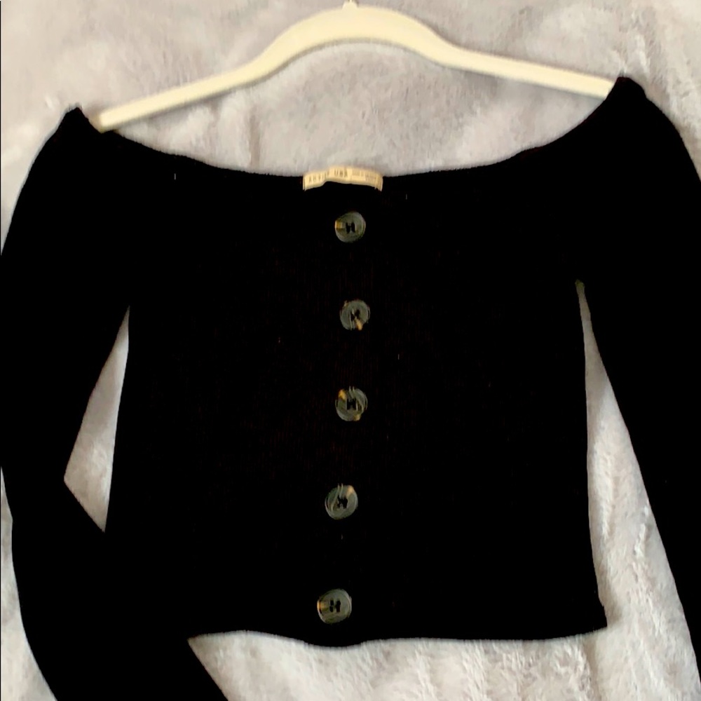 Cute black top needs to go I’m moving